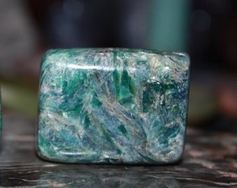 green kyanite palm stone